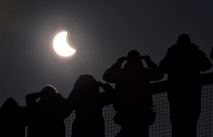 Eclissi, ecco il bacio della luna al sole 3