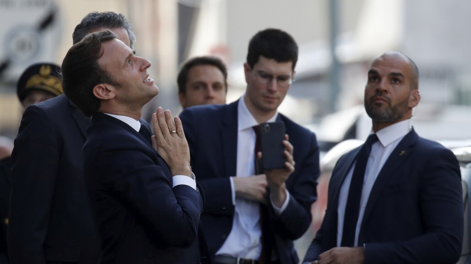 Folla per Macron in visita dai malati. È polemica: "Irresponsabile"
