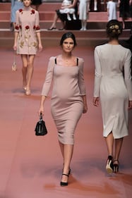 Bianca Balti sfila al sesto mese di gravidanza 8
