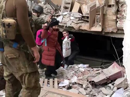 Fuga dall'inferno di Azovstal. "Lì dentro solo buio e terrore". Le bombe uccidono a Odessa