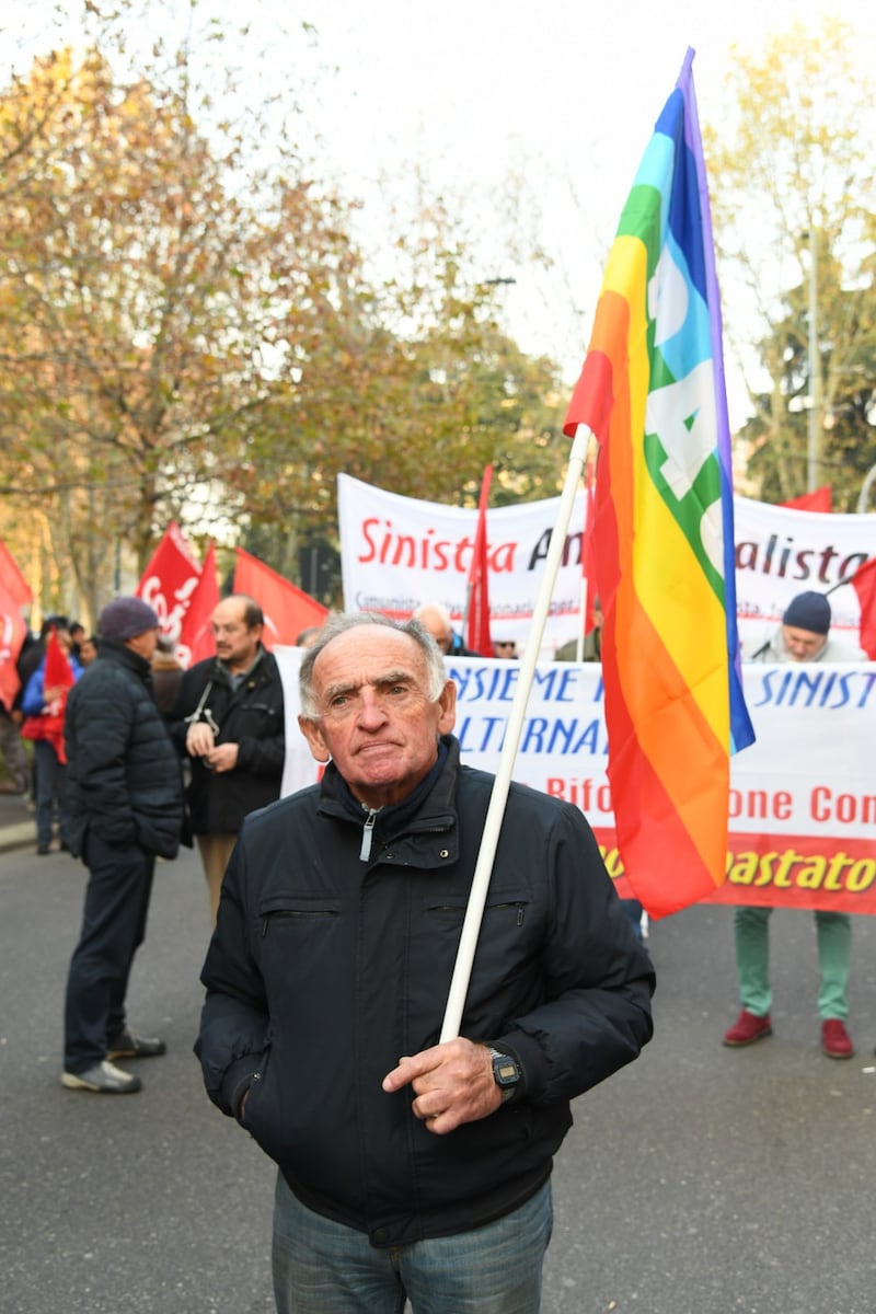 Milano, scende in piazza il corteo contro la chiusura del centro di via Corelli e il decreto Salvini 1