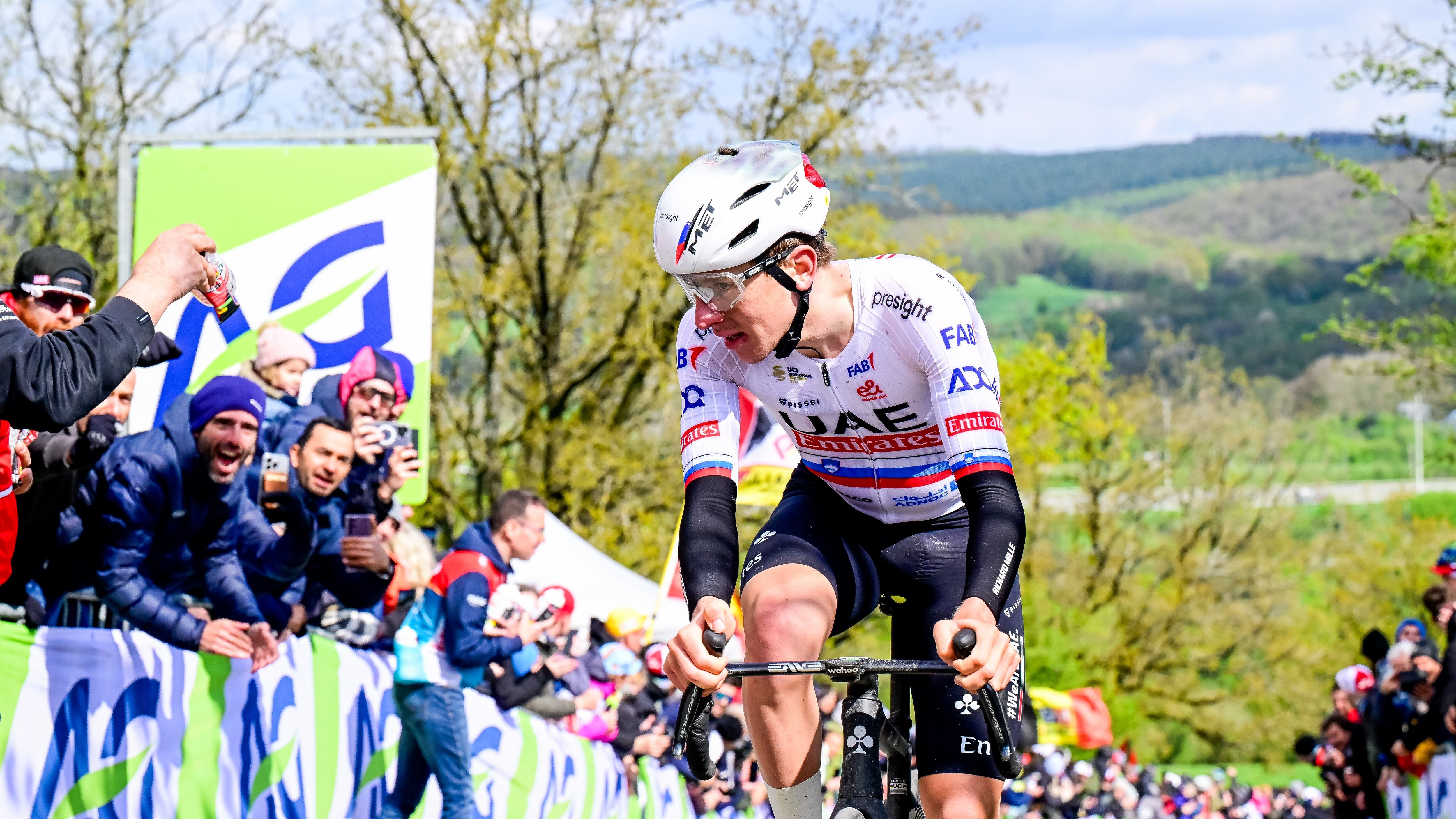 Pogacar vince per distacco la Liegi-Bastogne-Liegi. Van der Poel solo terzo