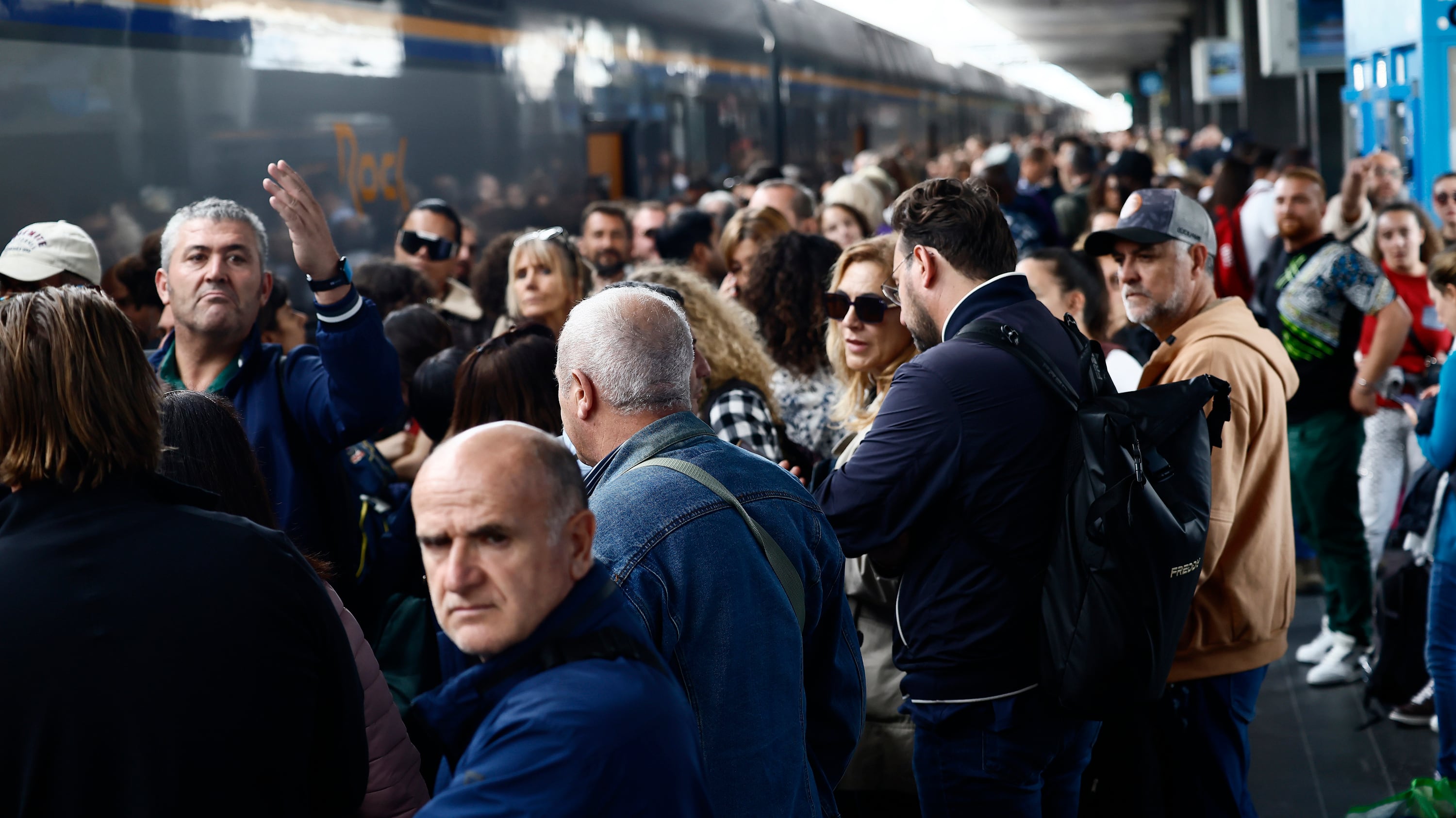 Un telo sui cavi della ferrovia. Nuovi ritardi e disagi a Civitavecchia e Roma