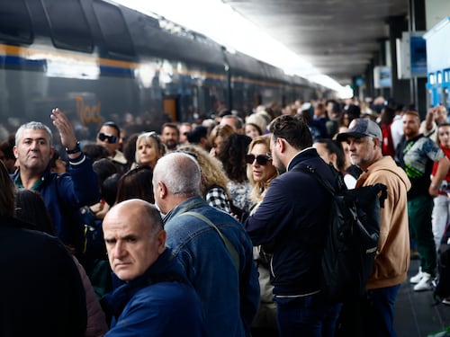Un telo sui cavi della ferrovia. Nuovi ritardi e disagi a Civitavecchia e Roma