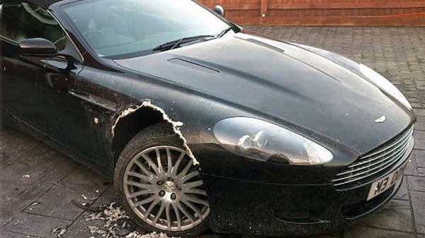 L'Aston Martin DB9 distrutta dal cane
