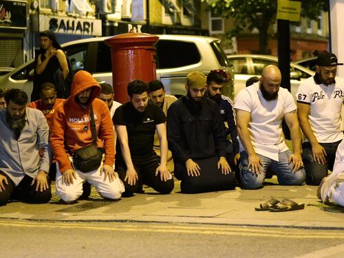 Londra, un van contro i fedeli: un morto e otto feriti