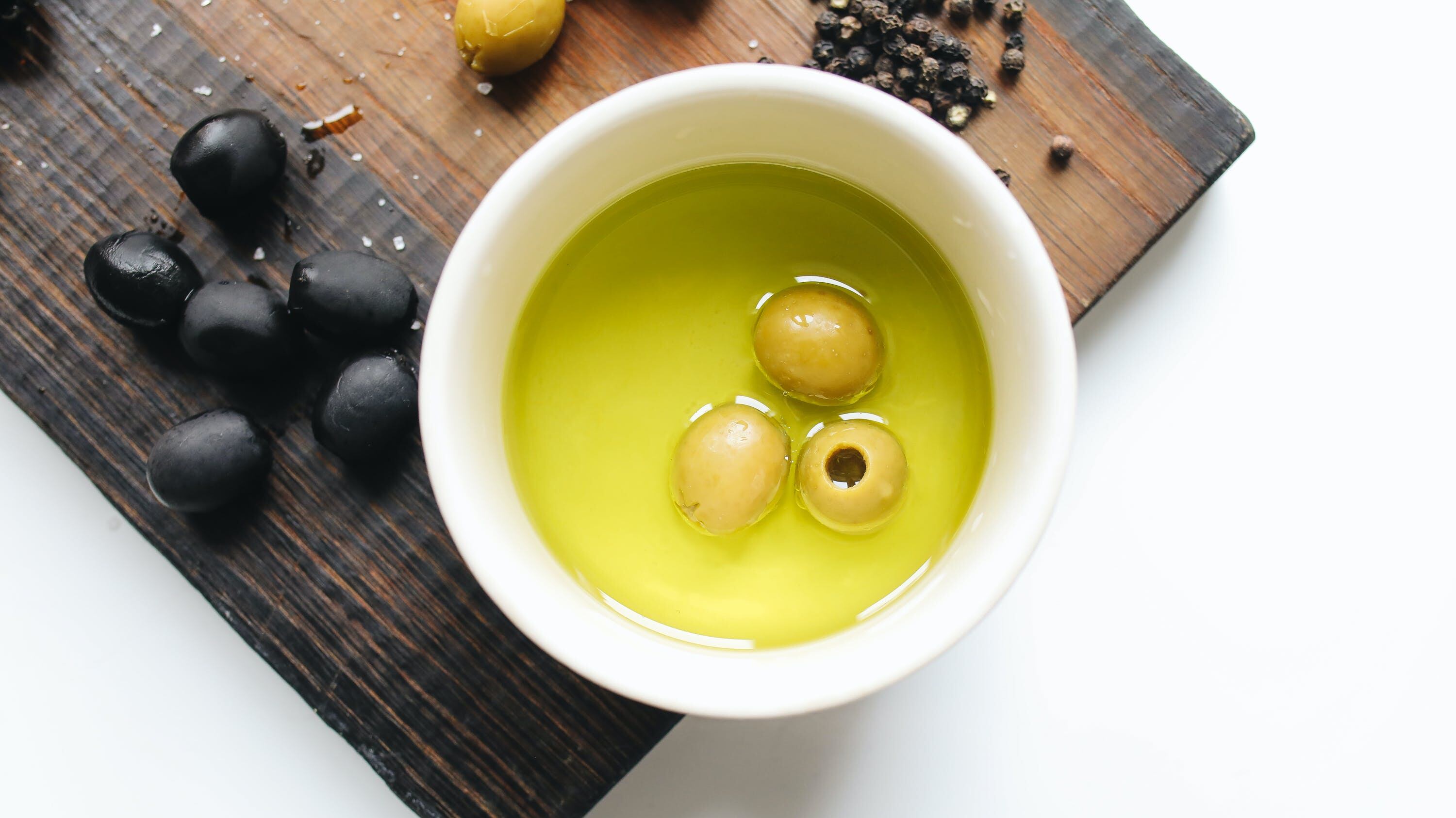 Truffa dell'olio: i metodi per scoprire se è extravergine d'oliva