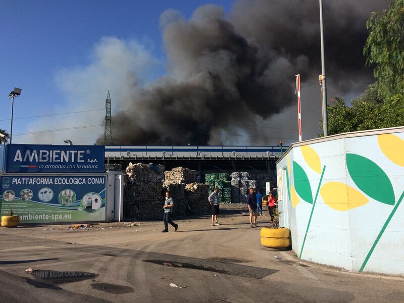 Balle di rifiuti a fuoco: maxi incendio in un'azienda  15