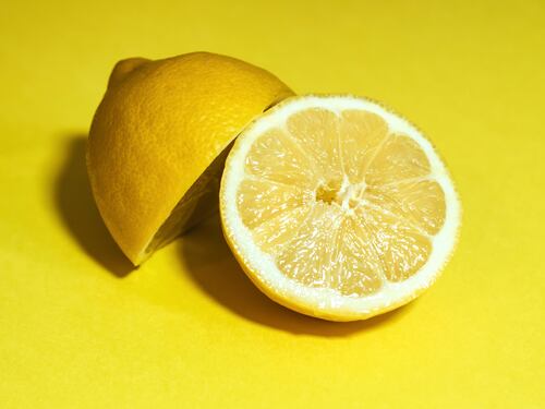 I molteplici benefici del limone secondo il nutrizionista: perchè e come integrarlo nella propria routine
