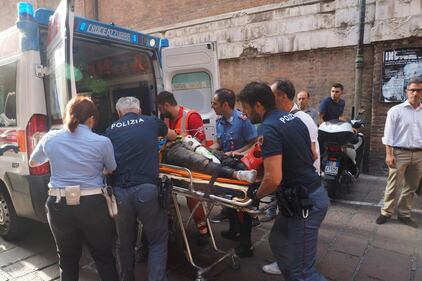 Bologna, esplosione in centro: sventrato un ristorante giapponese 15