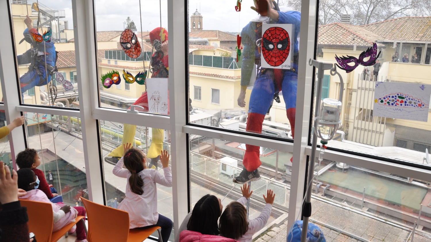 Supereroi acrobati arrivano dal cielo: il Carnevale dei pazienti del Bambino Gesù