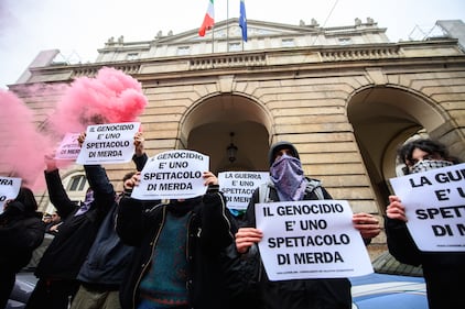 Centri sociali scaricano letame davanti alla Scala  1