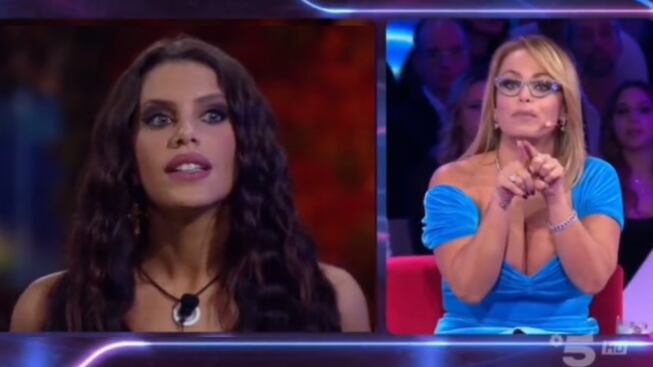 Le accuse, gli sfottò della Bruganelli e le lacrime: cosa sta succedendo ad Antonella Fiordelisi