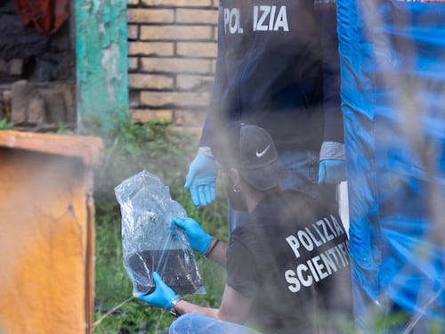 Pentola a pressione, esplosivo al plastico: caserma nel mirino per il referendum