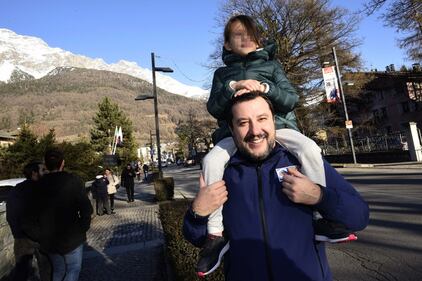 Il leader della Lega a Bormio con figlia e fidanzata 4