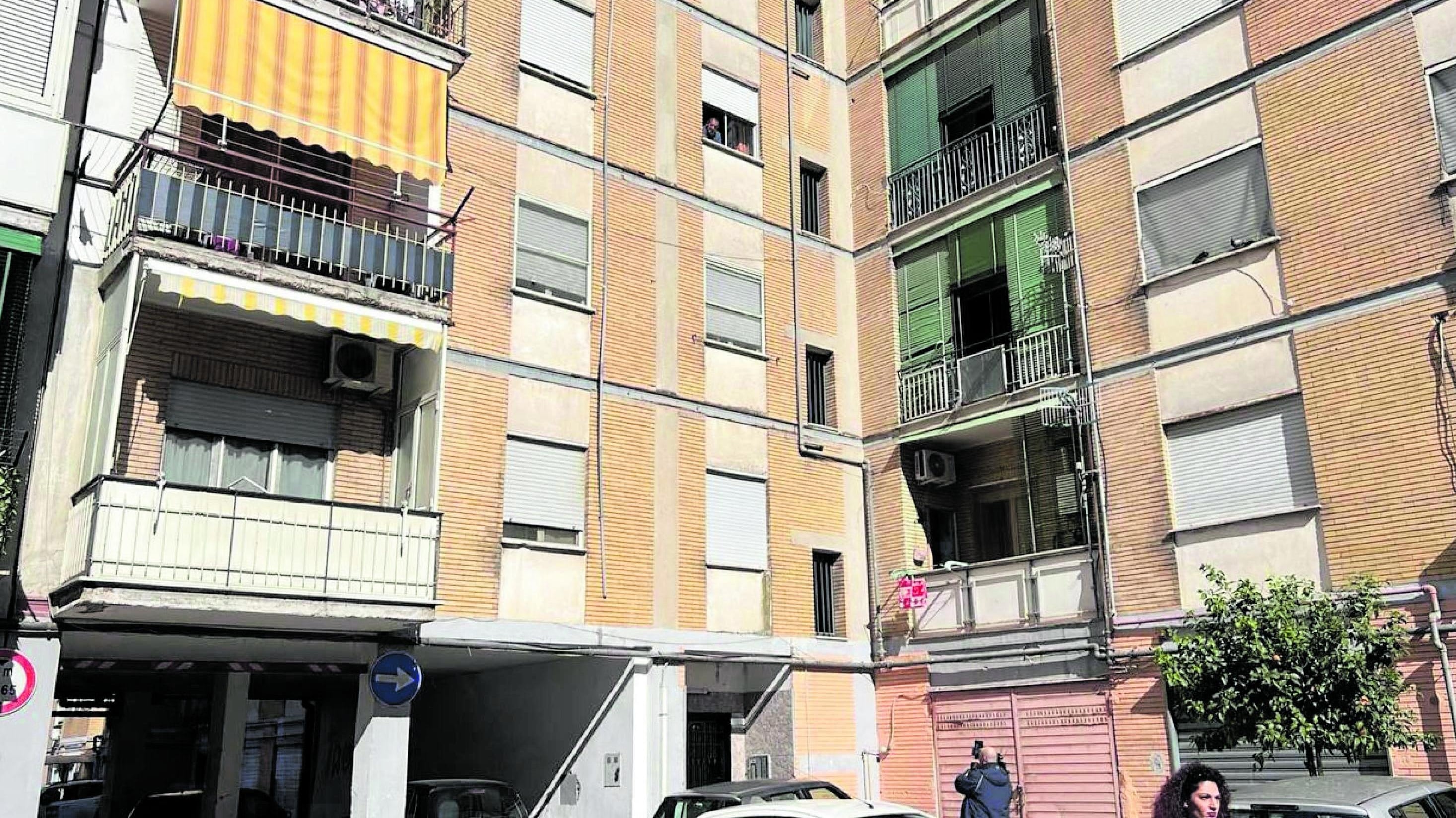 Bimba sbranata dal pitbull ad Acerra, trovato il pigiamino insanguinato tra i rifiuti