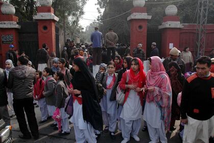 Peshawar, tornano in classe gli studenti della scuola colpita dai talebani 12