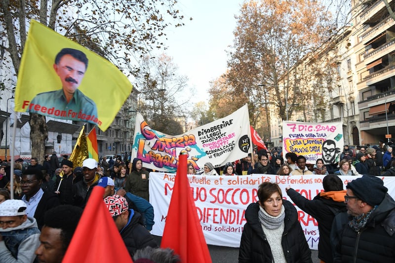 Milano, scende in piazza il corteo contro la chiusura del centro di via Corelli e il decreto Salvini 1