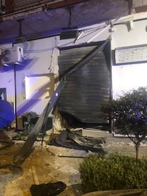 Bomba nel Napoletano: il negozio squarciato dall'esplosione 1
