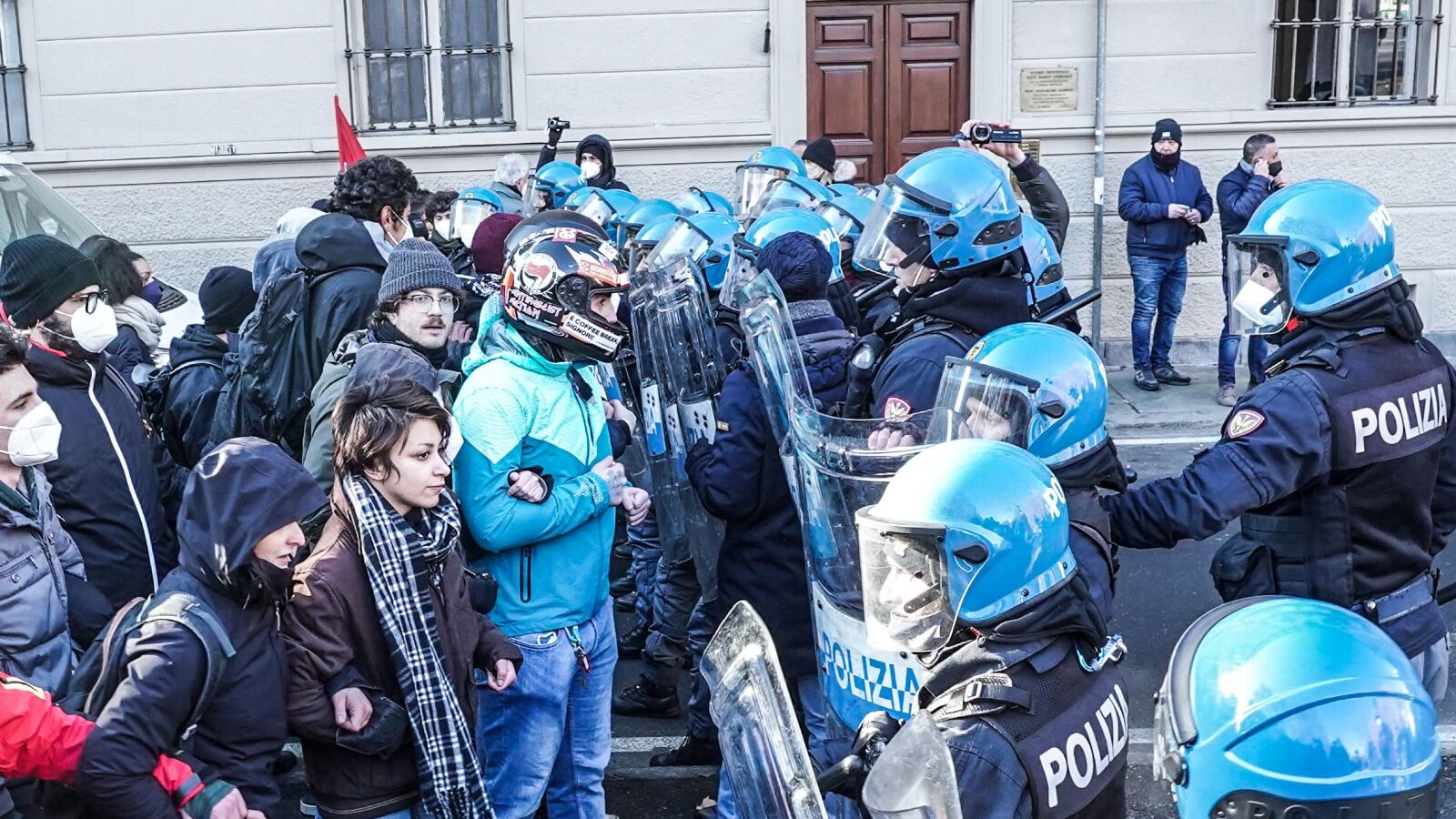 "Studenti manganellati? Ecco qual è la verità": l'ira della polizia