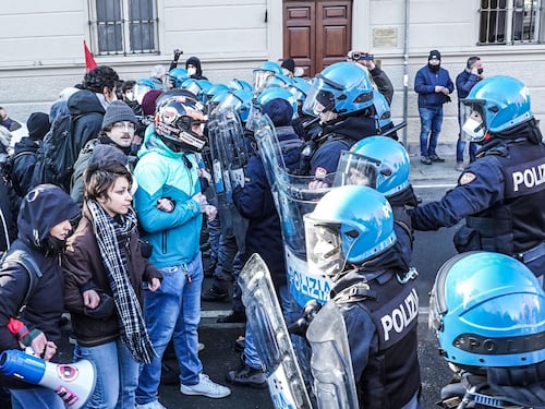 "Studenti manganellati? Ecco qual è la verità": l'ira della polizia