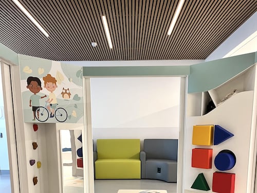 Playground trasforma l'attesa in gioco. Una sala accogliente per i bambini in cura