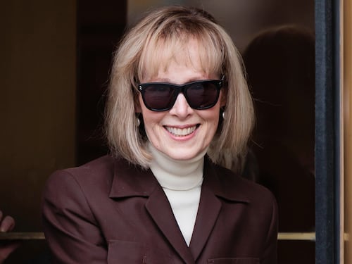 Chi è E. Jean Carroll, la donna che ha vinto la causa contro Trump