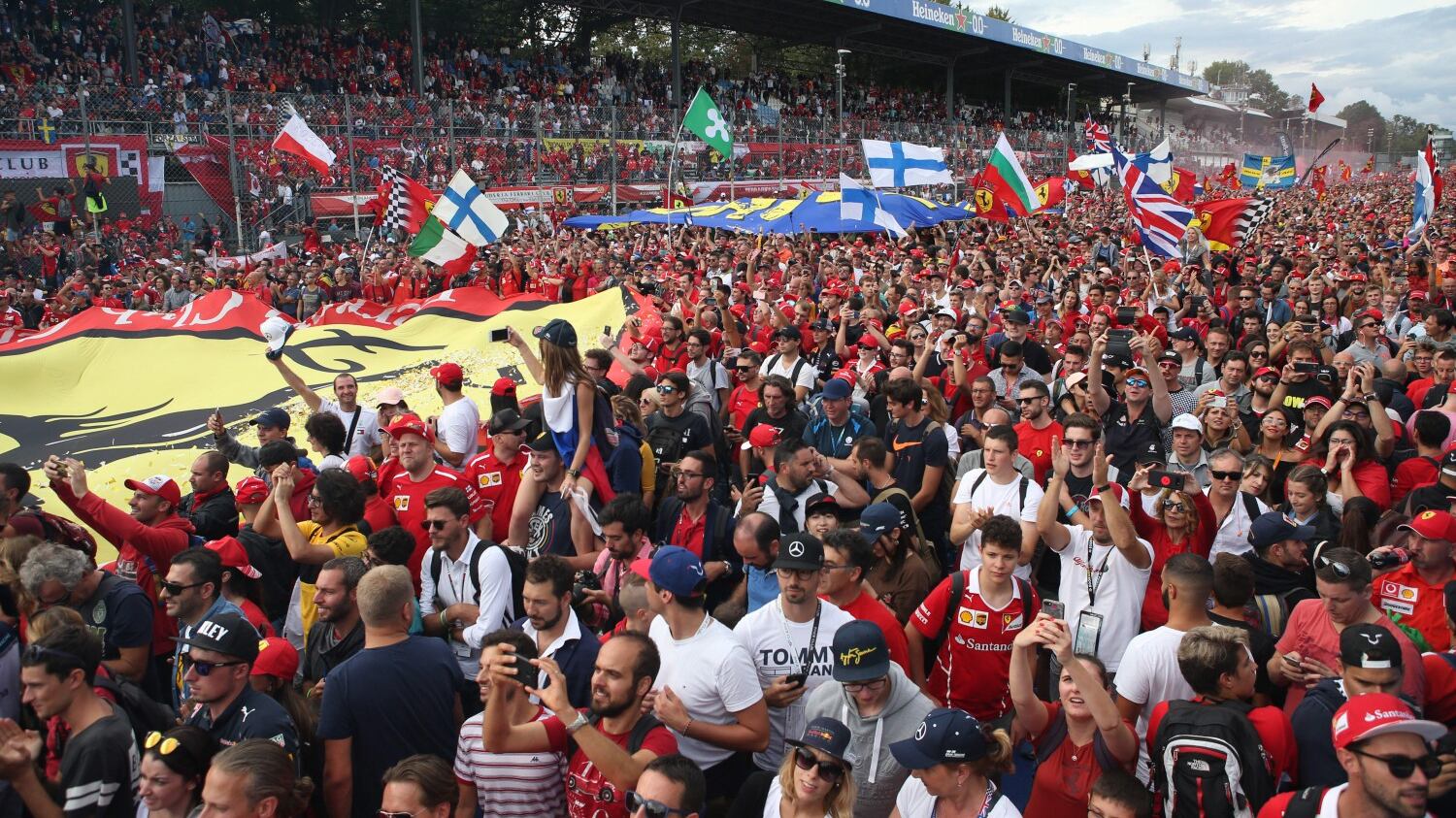 Gp Monza, Zanardi attacca: "No simboli di partito a Monza. Ma la Lega: "Sono bandiere Lombardia"