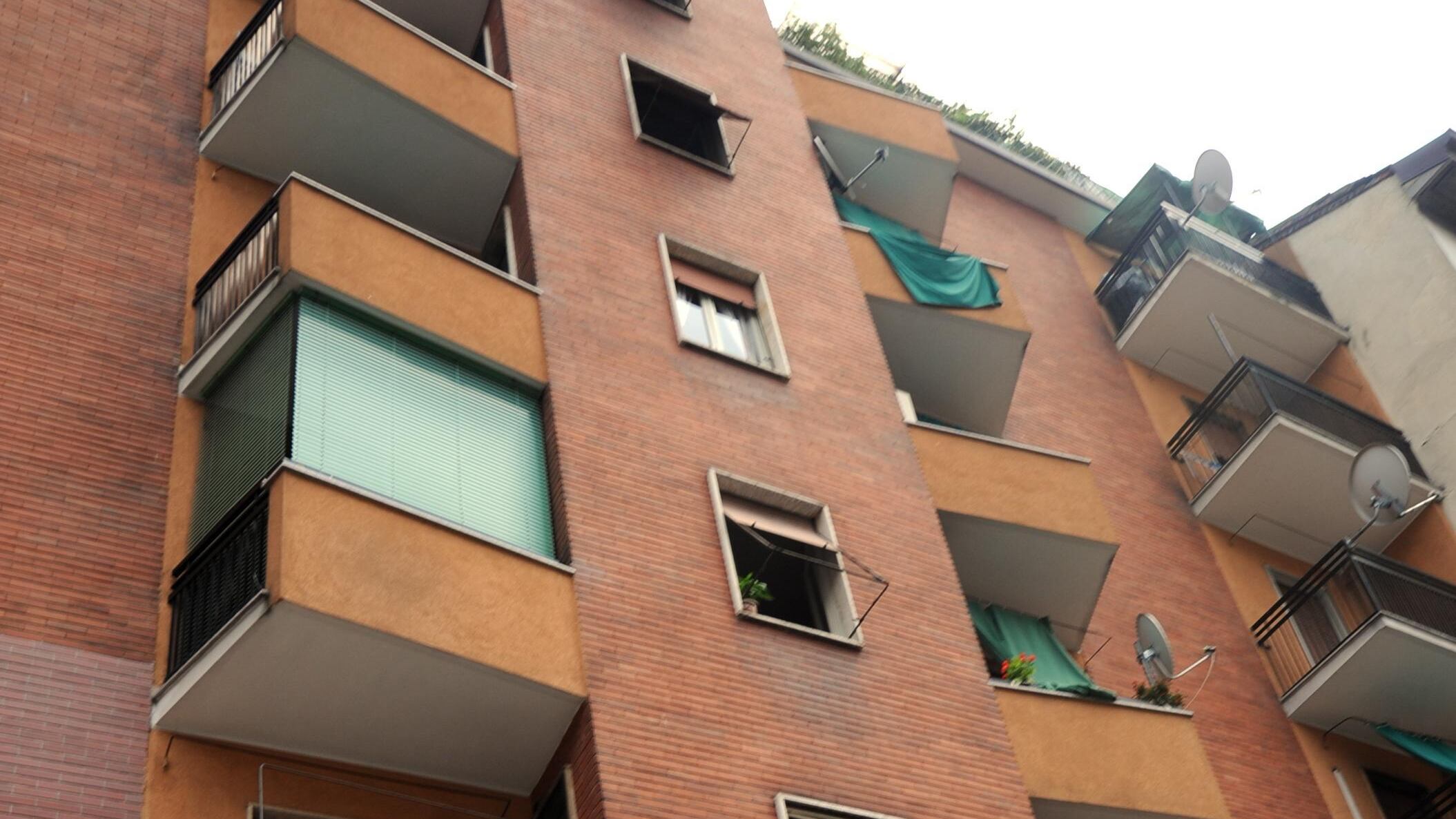 Bimbo di 8 anni cade dal balcone