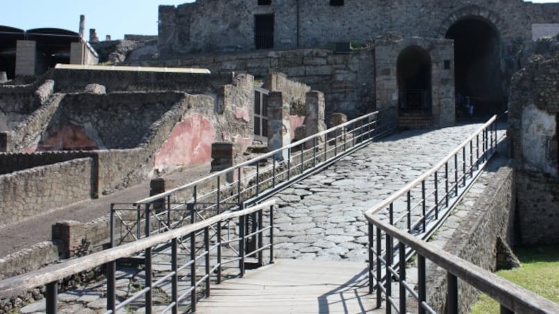 "Archeorapina" agli scavi di Pompei. Terrore fra i turisti: "Sembrava l'Isis"