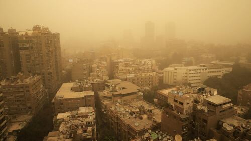 Una tempesta di sabbia oscura il cielo del Cairo 10