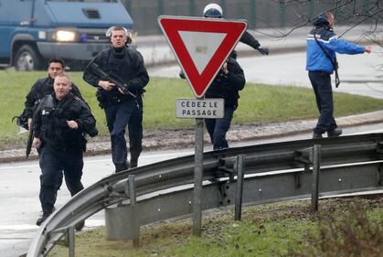 Terroristi asserragliati in un'azienda a Dammartin-en-Goele 3
