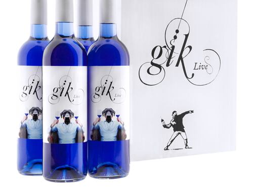 Dimenticate il vino rosso o bianco. Dalla Spagna arriva quello blu