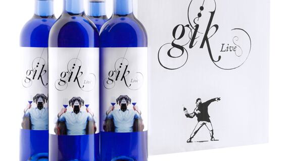 Dimenticate il vino rosso o bianco. Dalla Spagna arriva quello blu