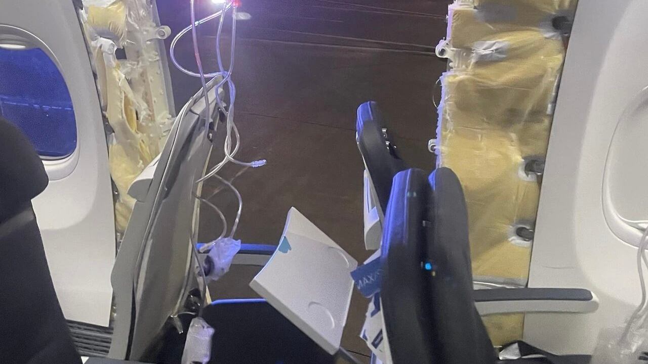 Portellone fissato con 4 viti e spie d'allarme, i sospetti sull'incidente dell'Alaska Airlines