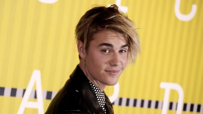 Justin Bieber cade rovinosamente dal palco