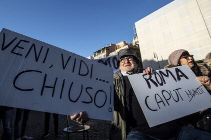 Barberini, la protesta dei commercianti per la chiusura della metro 3