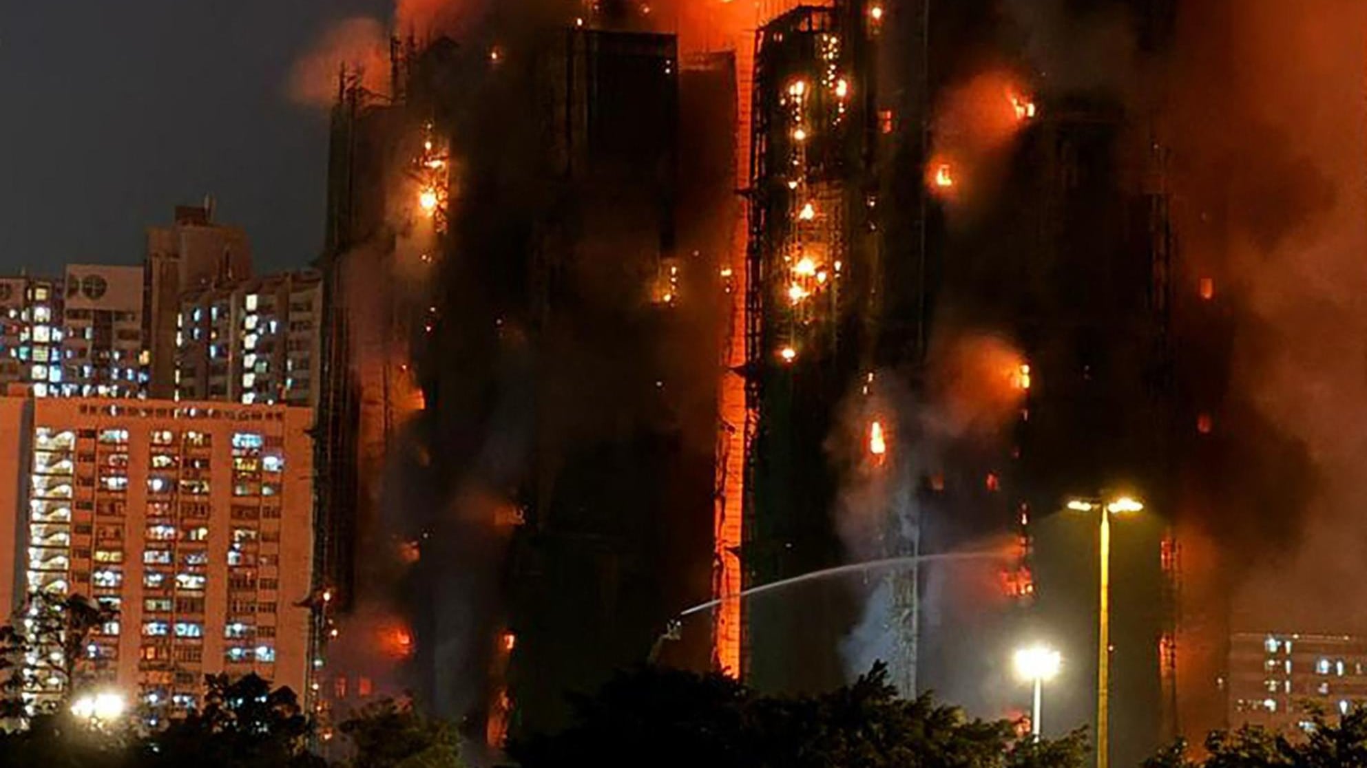 Maxi incendio a Hong Kong, 36 morti e 279 dispersi: cosa sta succedendo