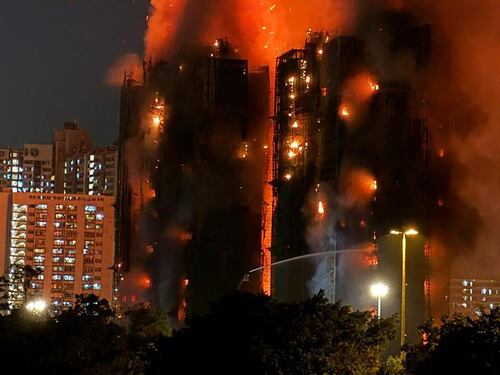 Maxi incendio a Hong Kong, 36 morti e 279 dispersi: cosa sta succedendo