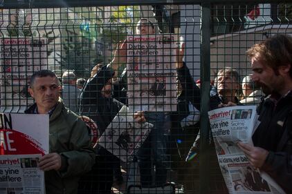 Protesta davanti alla sede di Cumhuriyet 2