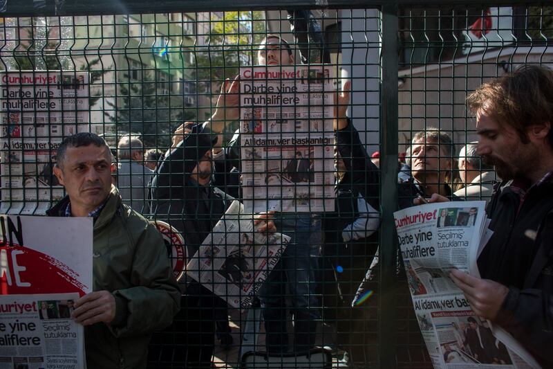 Protesta davanti alla sede di Cumhuriyet 2