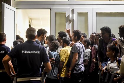 Migranti, l'hub di via Sammartini al collasso 6