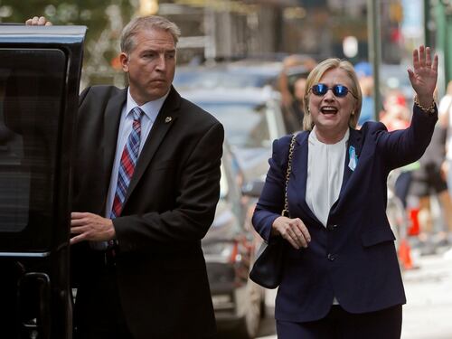 Hillary Clinton esce dalla casa della figlia dopo il malore