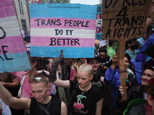 “Picchiate le nostre nemiche”. L’icona trans ora invoca la violenza