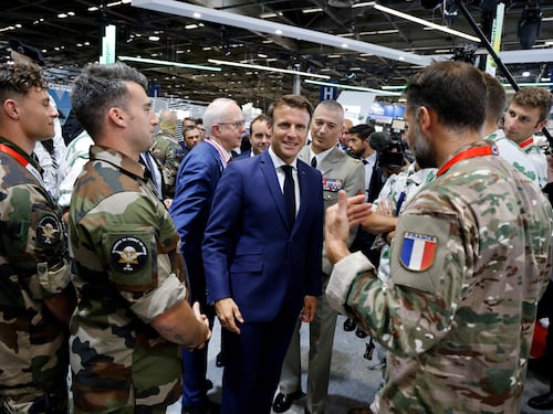 "Truffatori", "Bugiardi". Mélenchon e Macron incendiano i ballottaggi