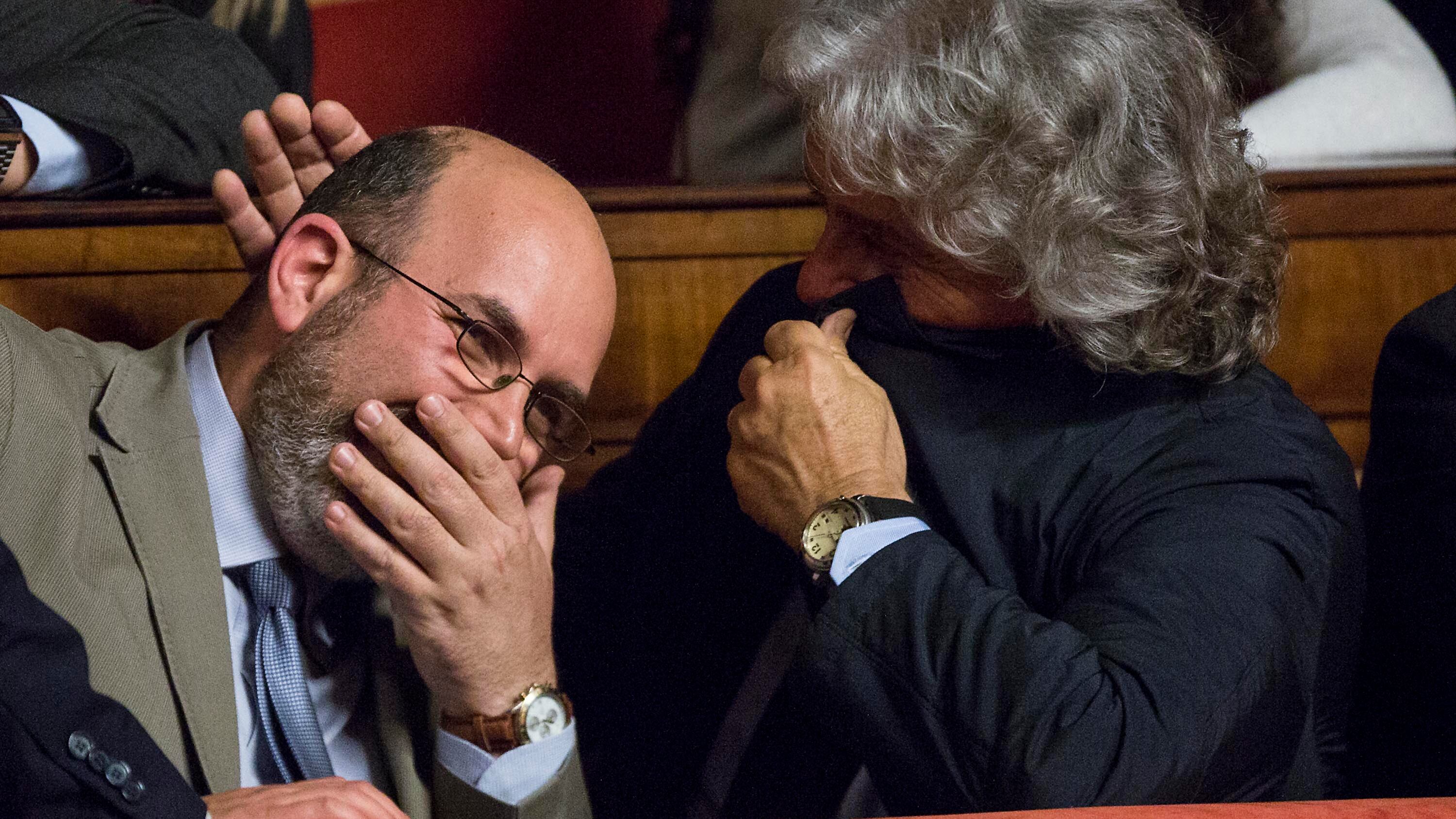 "Pubblico lo statuto di Conte", "Fallo e sei fuori": lo scontro Crimi-Grillo