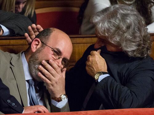 "Pubblico lo statuto di Conte", "Fallo e sei fuori": lo scontro Crimi-Grillo