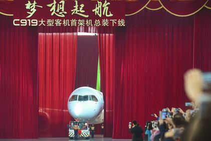 Da oggi la Cina ha un suo aereo di linea 1