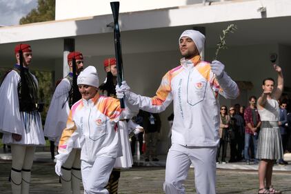 Milano-Cortina 2026: la fiamma olimpica inizia il lungo viaggio da Olimpia 1
