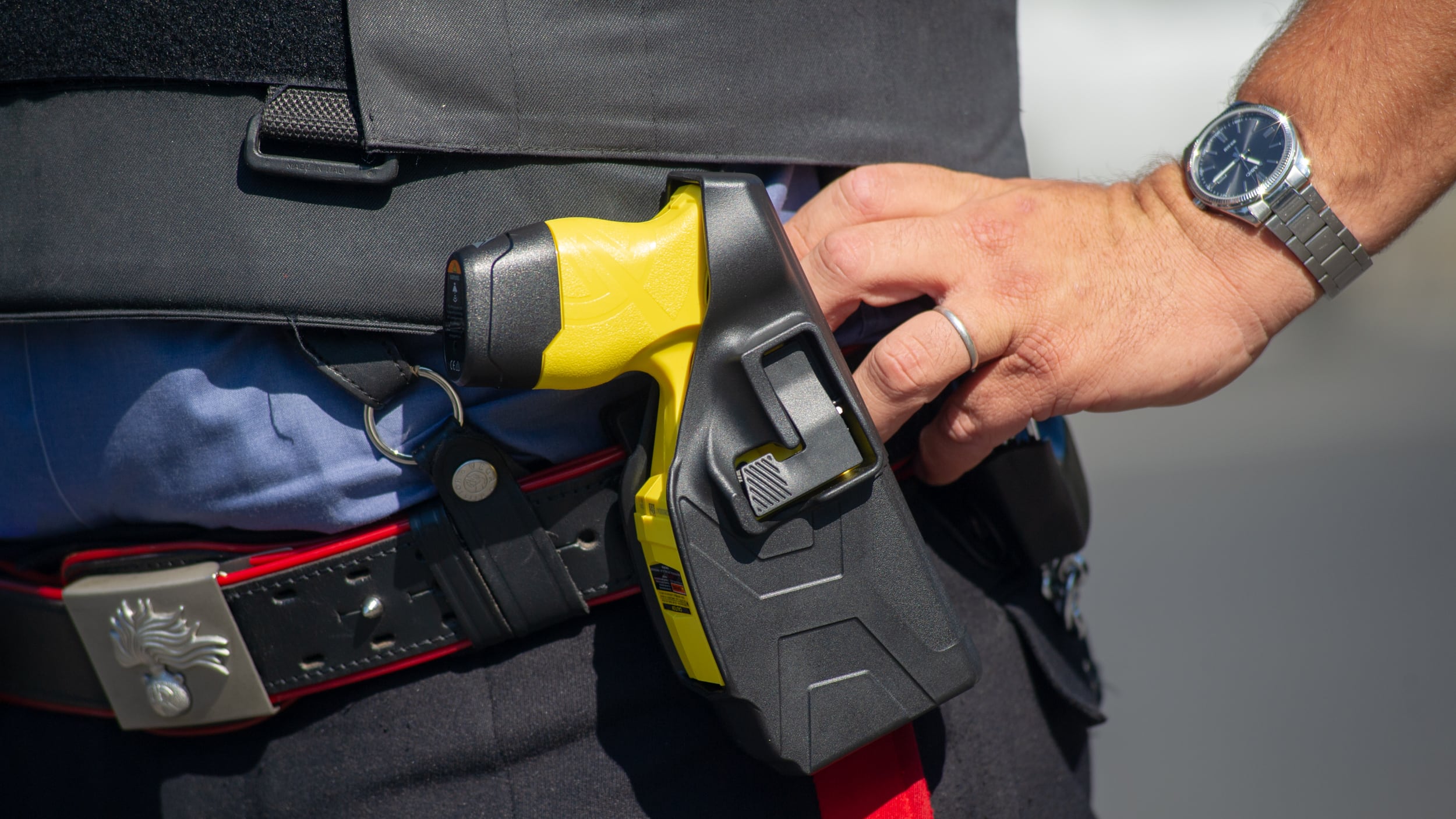 Muore colpito dal taser. "Era molto agitato". Inchiesta sui Carabinieri